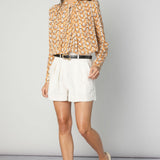 Pantalones cortos tipo short de la marca O-2025-100 en color neutro, con diseño sencillo y ajuste cómodo.