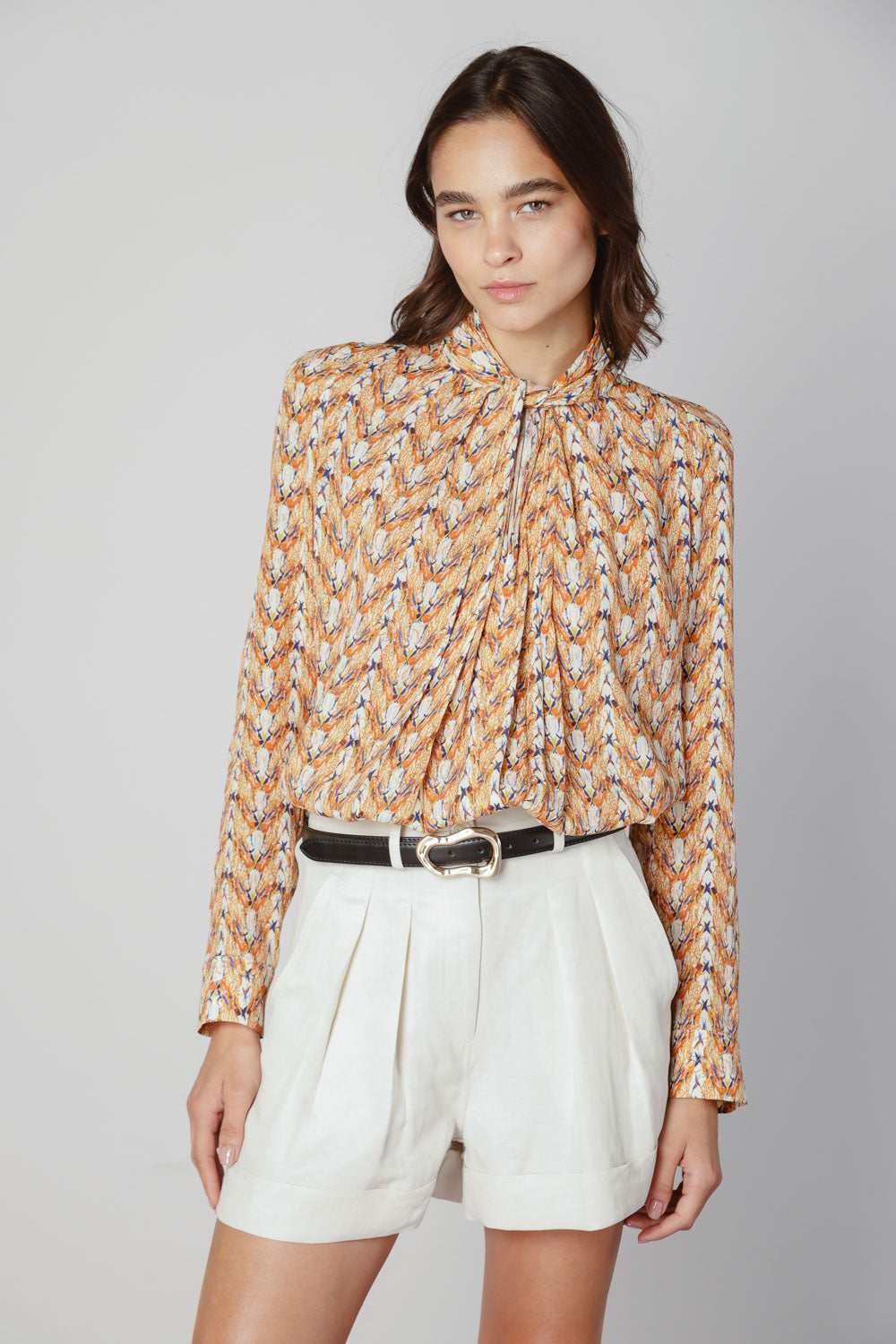 Blusa Maine de la marca O-2025-600, con diseño elegante y detalles en la parte superior, en tonos neutros.
