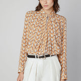Blusa Maine de la marca O-2025-600, con diseño elegante y detalles en la parte superior, en tonos neutros.
