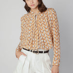 Blusa Maine de la marca O-2025-600, con diseño de manga larga y cuello redondo, en color gris claro, para estilo casual.