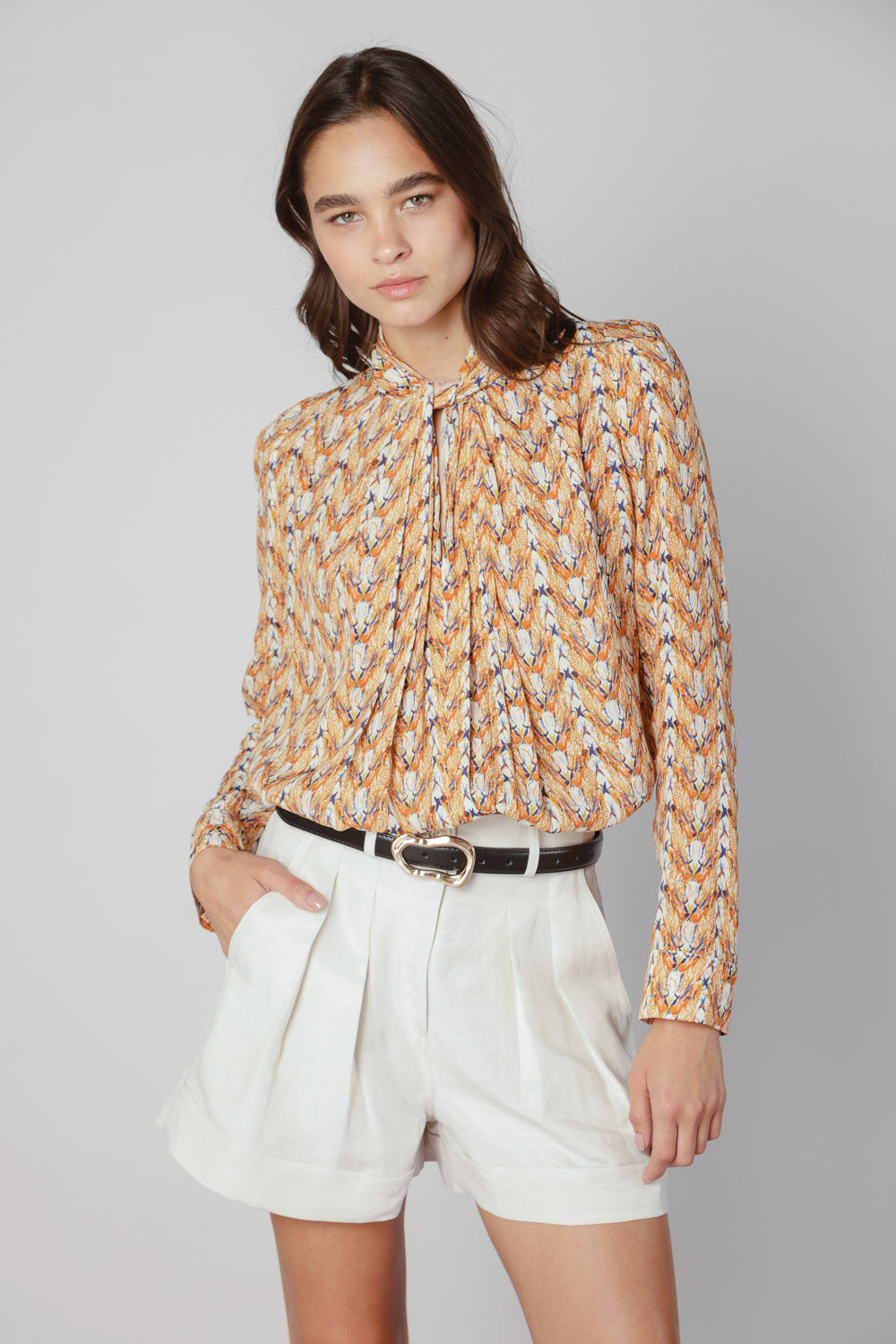 Blusa Maine de la marca O-2025-600, con diseño de manga larga y cuello redondo, en color gris claro, para estilo casual.