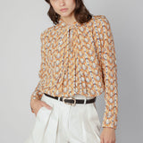 Blusa Maine de la marca O-2025-600, con diseño de manga larga y cuello redondo, en color gris claro, para estilo casual.