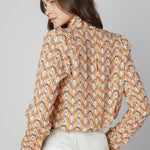 Blusa Maine de la marca O-2025-600, con diseño elegante y tejido suave, visible en la imagen.