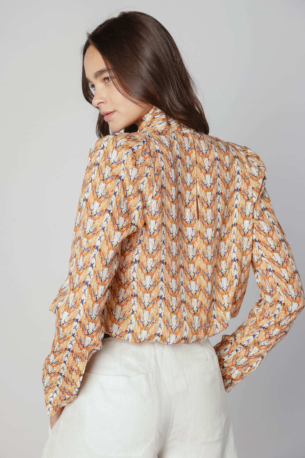 Blusa Maine de la marca O-2025-600, con diseño elegante y tejido suave, visible en la imagen.