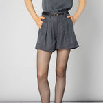 Pantalones cortos O-2025-100 Short Pomme en tela ligera, color beige, con cinturilla elástica y bolsillos frontales.