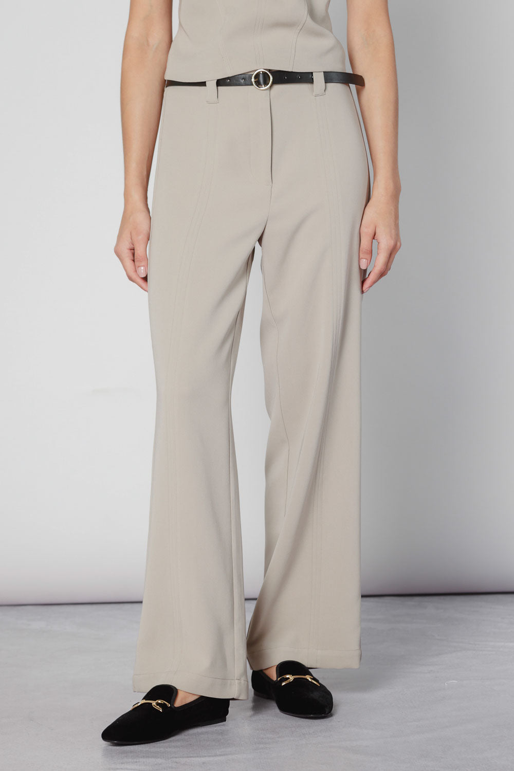 Pantalones Desire de la marca O-2025-801, pantalón de corte ajustado en color negro con detalles modernos y estilo casual.