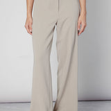 Pantalones Desire de la marca O-2025-801, pantalón de corte ajustado en color negro con detalles modernos y estilo casual.