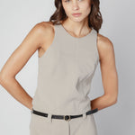 Blusa Desire de la marca O-2025-618 en color liso, con cuello redondo y manga larga, mostrada en un fondo neutro