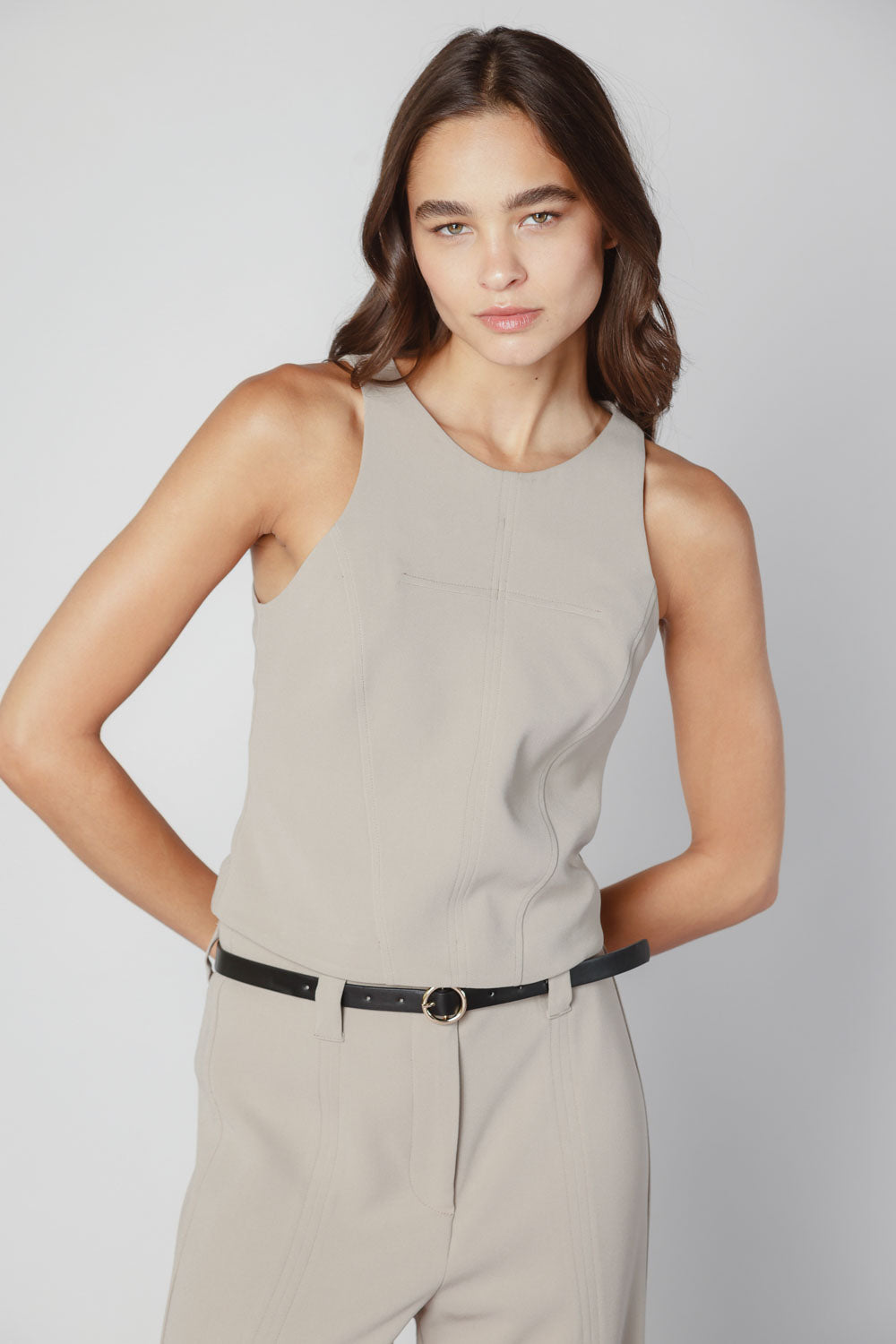 Blusa Desire de la marca O-2025-618 en color liso, con cuello redondo y manga larga, mostrada en un fondo neutro
