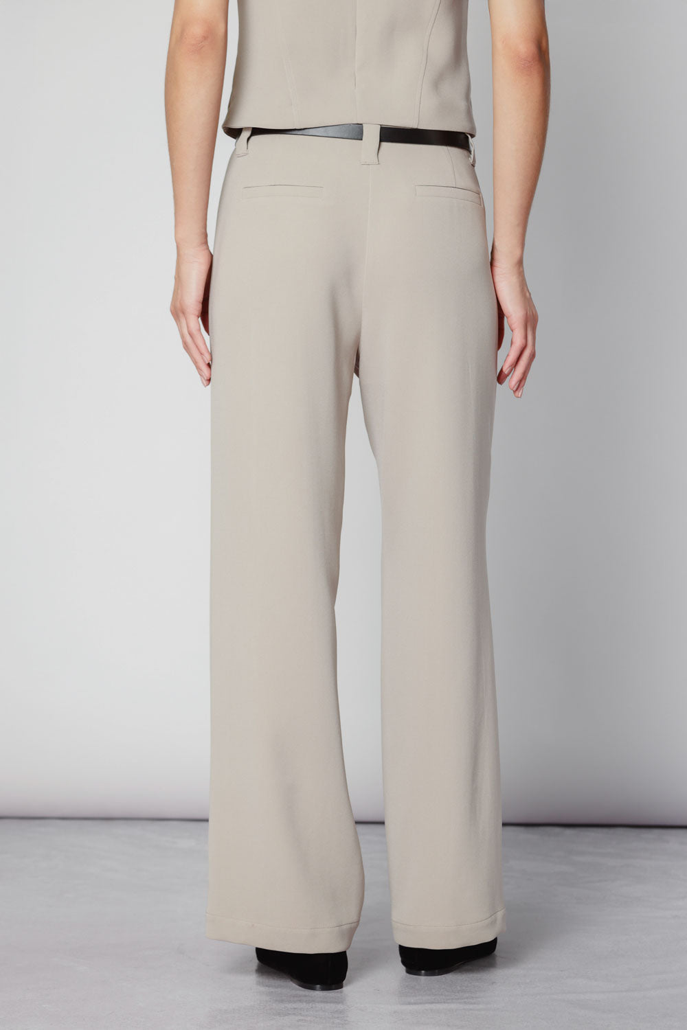 Pantalones Desire de la marca O-2025-801, pantalones de moda en tela negra con diseño moderno y ajuste cómodo.
