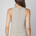 Blusa Desire de la marca O-2025-618, estilo elegante con detalles modernos, en color neutro, visible en la imagen.