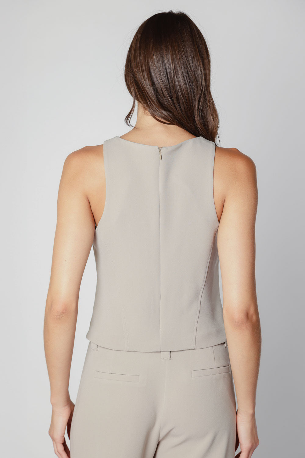 Blusa Desire de la marca O-2025-618, estilo elegante con detalles modernos, en color neutro, visible en la imagen.