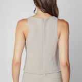 Blusa Desire de la marca O-2025-618, estilo elegante con detalles modernos, en color neutro, visible en la imagen.