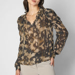 Blusa Tamia Bless de la colección de blusas y poleras, color neutro, tela suave, diseño elegante y cómodo.