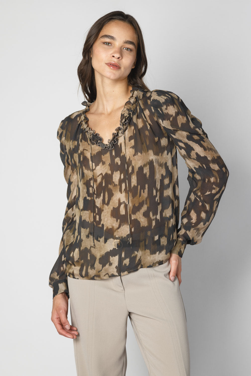 Blusa Tamia Bless de la colección de blusas y poleras, color neutro, tela suave, diseño elegante y cómodo.