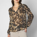 Blusa Tamia Bless de la colección de blusas y poleras, color neutro, tela suave, diseño elegante y cómodo.