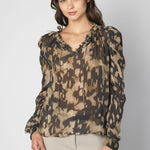Blusa Tamia Bless de la colección Blusas y Poleras, color beige, con detalles de encaje y manga larga.