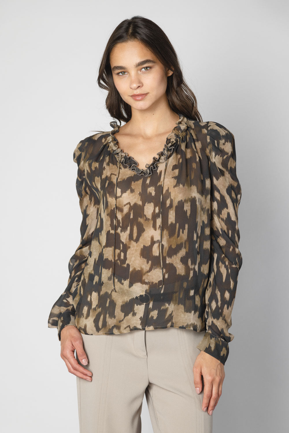 Blusa Tamia Bless de la colección Blusas y Poleras, color beige, con detalles de encaje y manga larga.