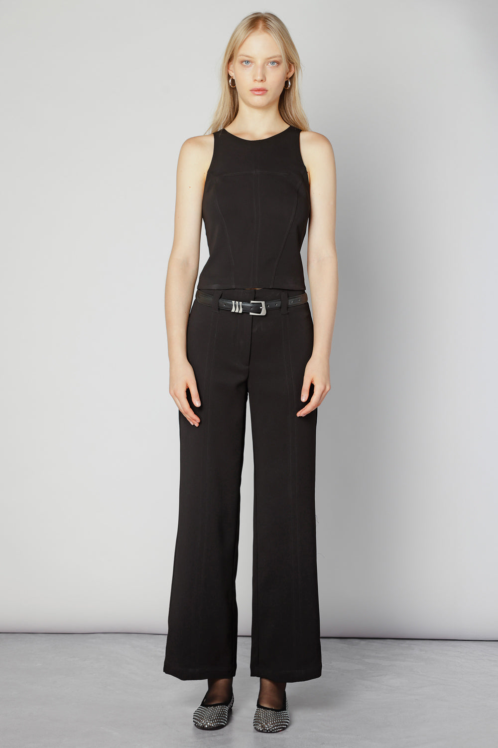 Pantalón Desire de la marca O-2025-801, pantalones elegantes en estilo moderno, visible en la imagen, color y detalles del diseño.