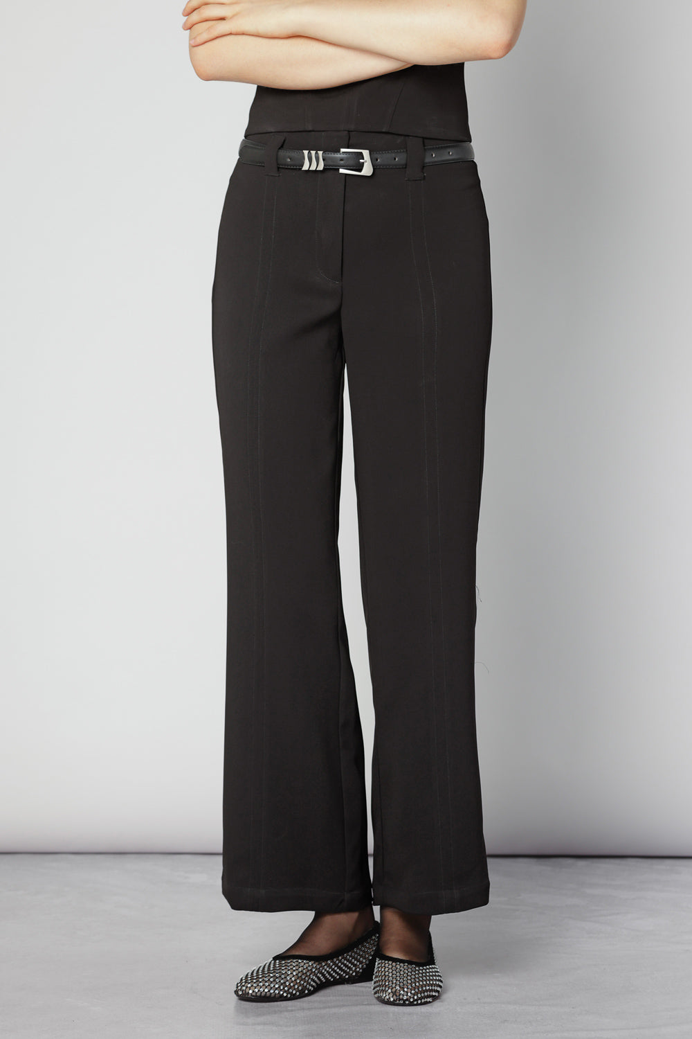 Pantalones Desire de la marca O-2025-801, pantalones de corte moderno y estilo casual, en color neutro.