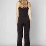 Pantalones Desire de la marca O-2025-801, pantalón de corte recto en color negro, con bolsillos laterales y cintura ajustable.