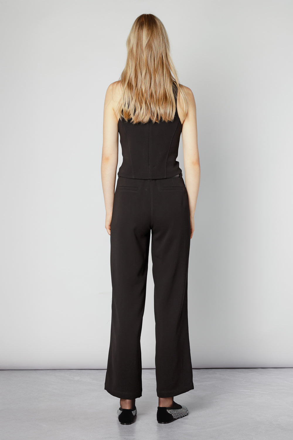 Pantalones Desire de la marca O-2025-801, pantalón de corte recto en color negro, con bolsillos laterales y cintura ajustable.