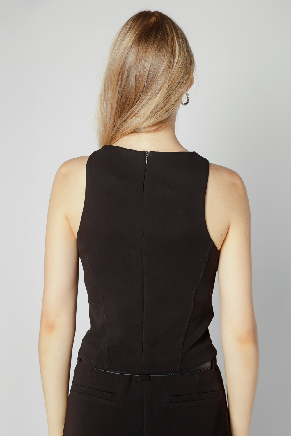 Blusa Desire de la marca O-2025-618, blusa de manga larga en color blanco con detalles elegantes y estilo casual.