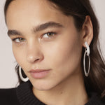 Aros círculo plateados de accesorios BI-2024-219, diseño elegante y minimalista en acabado metálico brillante.