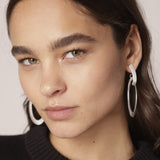 Aros círculo plateados de accesorios BI-2024-219, diseño elegante y minimalista en acabado metálico brillante.