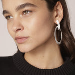 Aros de cerclo plateados de los accesorios BI-2024-219, con diseño elegante y brillante en acabado metálico.