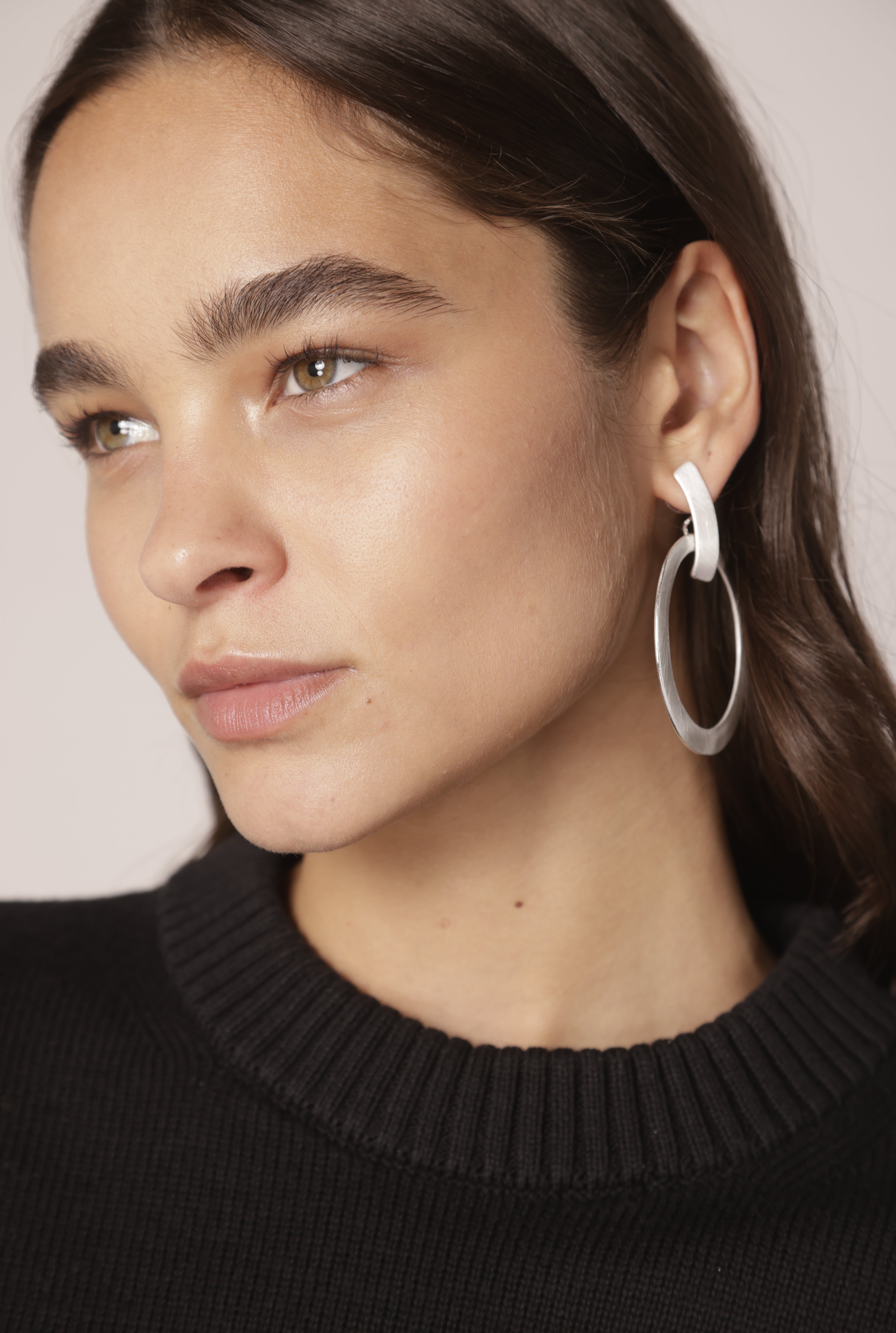 Aros de cerclo plateados de los accesorios BI-2024-219, con diseño elegante y brillante en acabado metálico.