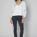 Blusa Marie de la marca O-2025-606, blusa de tela ligera en color neutro, con diseño elegante y detalles en las mangas.