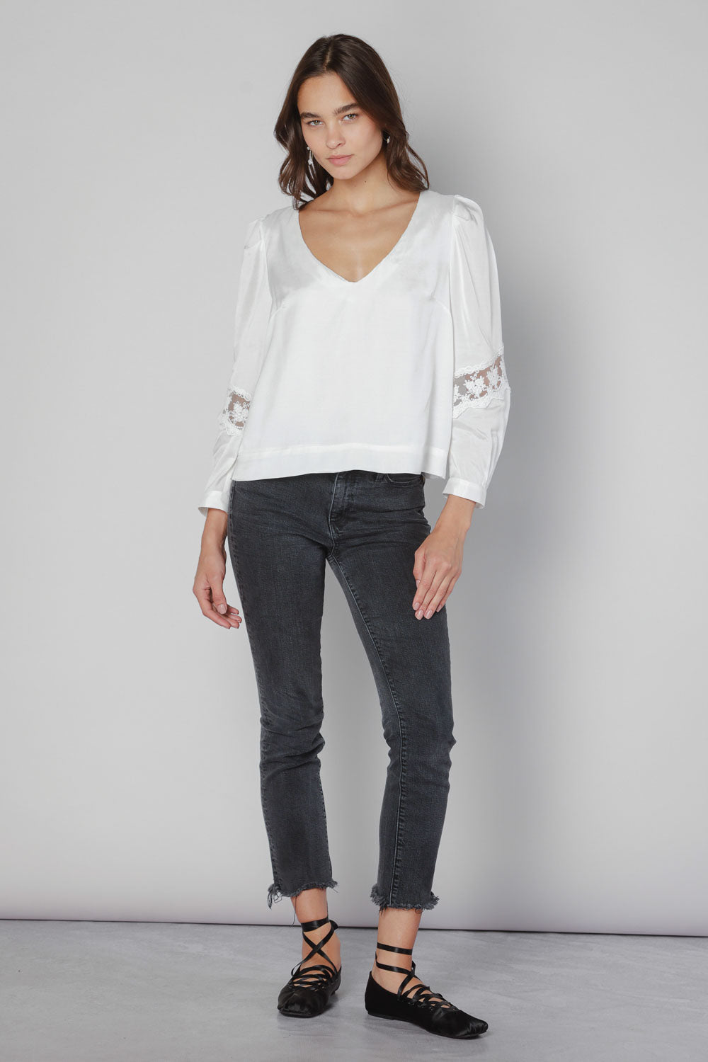 Blusa Marie de la marca O-2025-606, blusa de tela ligera en color neutro, con diseño elegante y detalles en las mangas.