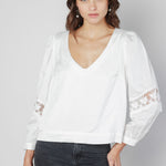 Blusa Marie de la marca O-2025-606, blusa de manga larga en color azul con detalles elegantes y cuello en V.