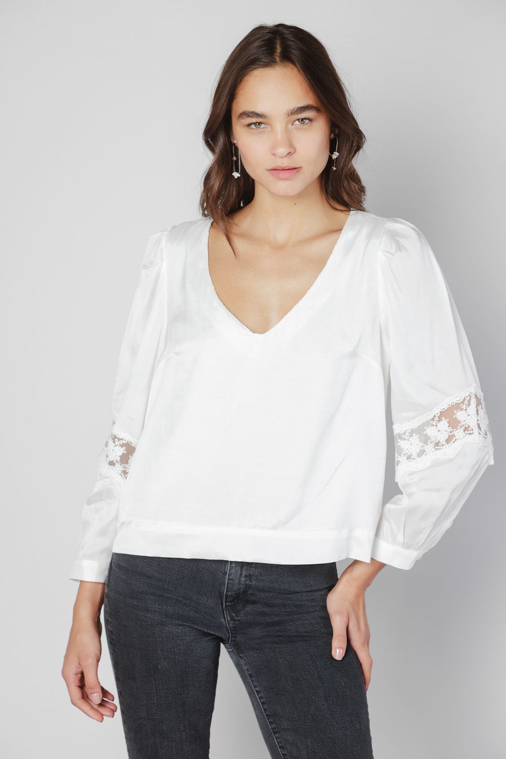 Blusa Marie de la marca O-2025-606, blusa de manga larga en color azul con detalles elegantes y cuello en V.