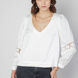 Blusa Marie de la marca O-2025-606, blusa de manga larga en color azul con detalles elegantes y cuello en V.