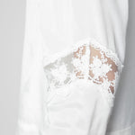 Blusa Marie de la marca O-2025-606, blusa de tela ligera en color beige con detalles de encaje y manga larga.