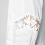 Blusa Marie de la marca O-2025-606, blusa de tela ligera en color beige con detalles de encaje y manga larga.