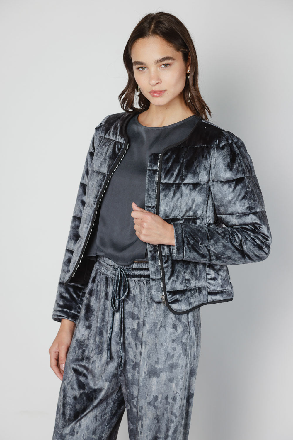 Chaqueta de velour O-2025-909, chaqueta elegante de felpa suave en color oscuro, vista frontal con cierre y bolsillos.
