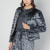 Chaqueta de velour O-2025-909, chaqueta elegante de felpa suave en color oscuro, vista frontal con cierre y bolsillos.