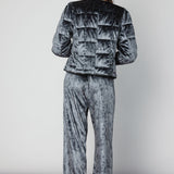 Chaqueta de velour O-2025-909, chaquetas suaves y elegantes en color oscuro, mostrada en la imagen.