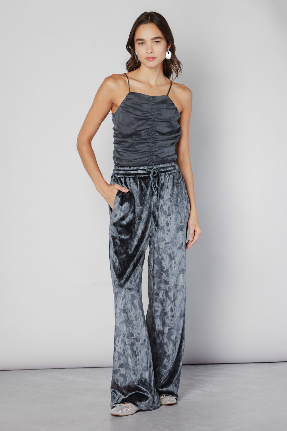 Blusa gris oscuro Top Anise Grafito de la marca O-2025-621, vista frontal con diseño elegante y cómodo.