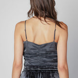 Blusa Top Anise Grafito de la marca O-2025-621, con diseño elegante y color gris oscuro en la imagen.