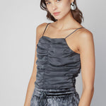 Blusa Top Anise en color grafito de la marca O-2025-621, con diseño elegante y corte moderno.