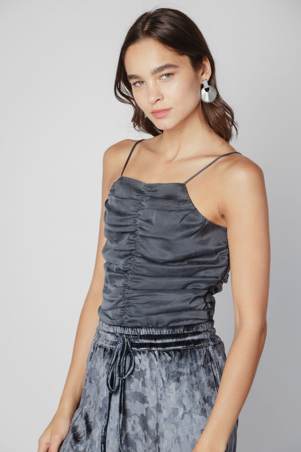 Blusa Top Anise en color grafito de la marca O-2025-621, con diseño elegante y corte moderno.