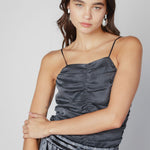 Blusa gris anís de la marca O-2025-621, estilo casual, con cuello redondo y manga larga, vista frontal.