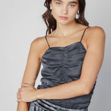 Blusa gris anís de la marca O-2025-621, estilo casual, con cuello redondo y manga larga, vista frontal.