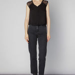 Blusa Lorelei de la marca O-2025-622, mostrada en color elegante, con diseño moderno y detalles en el cuello y manga.