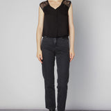 Blusa Lorelei de la marca O-2025-622, mostrada en color elegante, con diseño moderno y detalles en el cuello y manga.