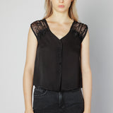 Blusa Lorelei de la marca O-2025-622, muestra un diseño elegante en tela ligera, ideal para looks casuales y formales.